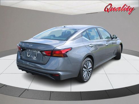 Used 2025 Nissan Altima 2.5 SV FWD image 3