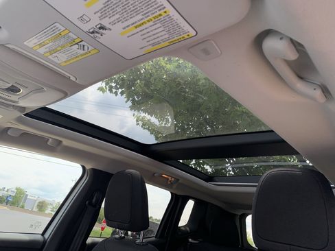 Used 2018 Jeep Renegade Latitude w/ Cold Weather Group AWD/4WD image 18