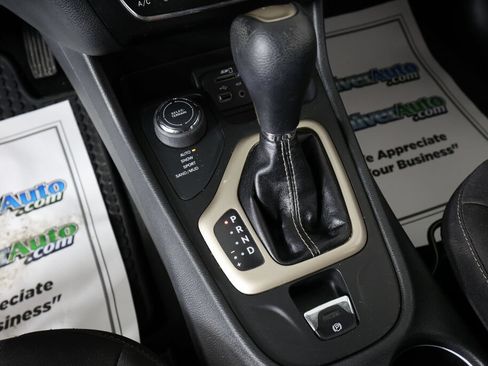 Used 2015 Jeep Cherokee Latitude w/ Cold Weather Group AWD/4WD image 37