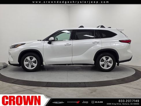 Used 2022 Toyota Highlander LE AWD/4WD image 4