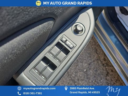 Used 2011 Chrysler 200 Touring FWD image 11