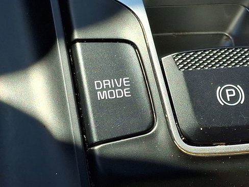 Used 2024 Kia Carnival LX FWD image 24