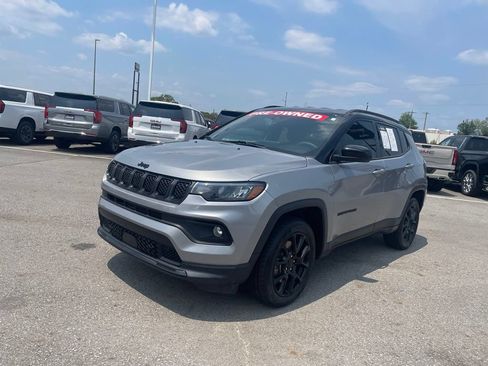 Used 2024 Jeep Compass Latitude w/ Convenience Group AWD/4WD image 3
