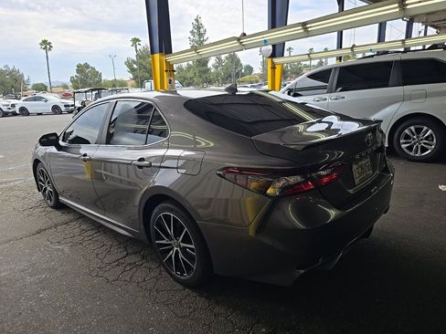 Used 2021 Toyota Camry SE w/ Convenience Package FWD image 6