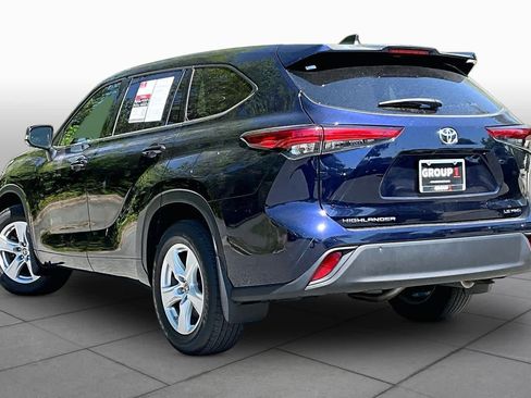 Used 2022 Toyota Highlander LE AWD/4WD image 11