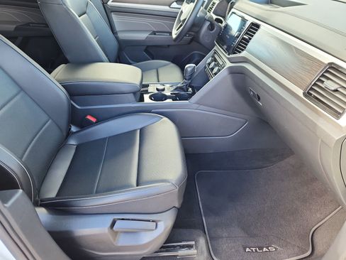 Used 2023 Volkswagen Atlas SE image 16