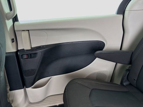 Used 2022 Chrysler Voyager LX FWD image 28
