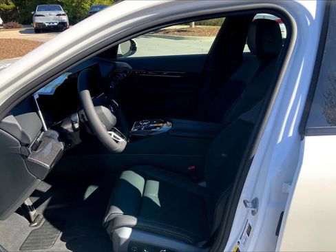 Used 2026 BMW 550e xDrive w/ Executive Package image 7