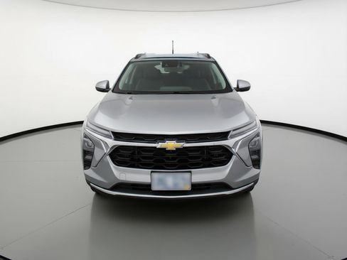 Used 2025 Chevrolet Trax LT FWD image 2