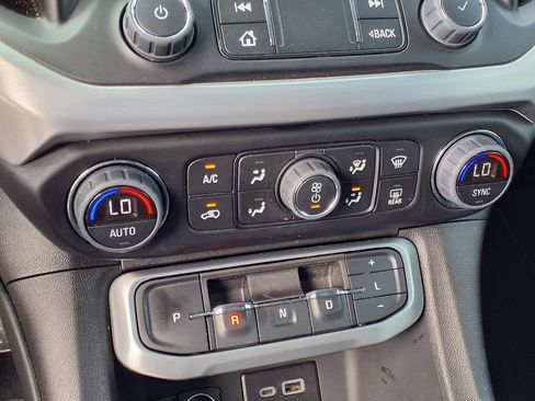 Used 2023 GMC Acadia SLE FWD image 10