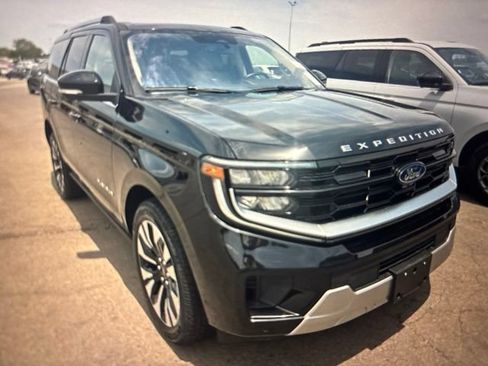 Used 2025 Ford Expedition Platinum w/ Driver's Package AWD/4WD image 5