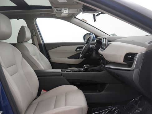 Used 2023 Nissan Rogue SV w/ SV Premium Package image 11