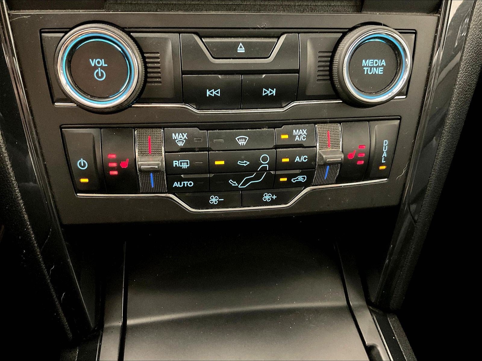 Used 2018 Ford Explorer XLT w/ Equipment Group 202A AWD/4WD image 36