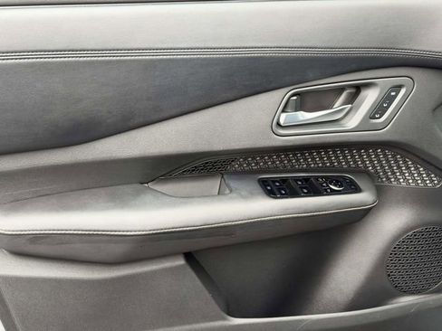 Used 2023 Nissan Ariya FWD image 12