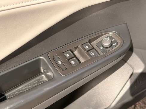 Used 2025 Volkswagen Taos SE FWD image 19