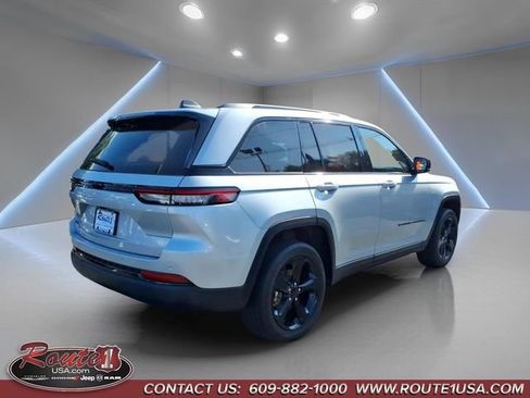 Used 2023 Jeep Grand Cherokee Altitude AWD/4WD image 3