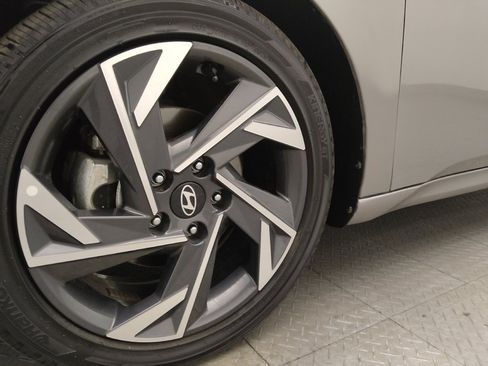 Used 2025 Hyundai Elantra SEL image 31