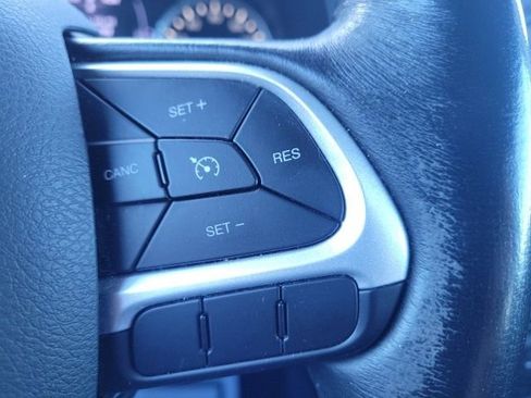 Used 2018 Jeep Renegade Latitude w/ Cold Weather Group image 38