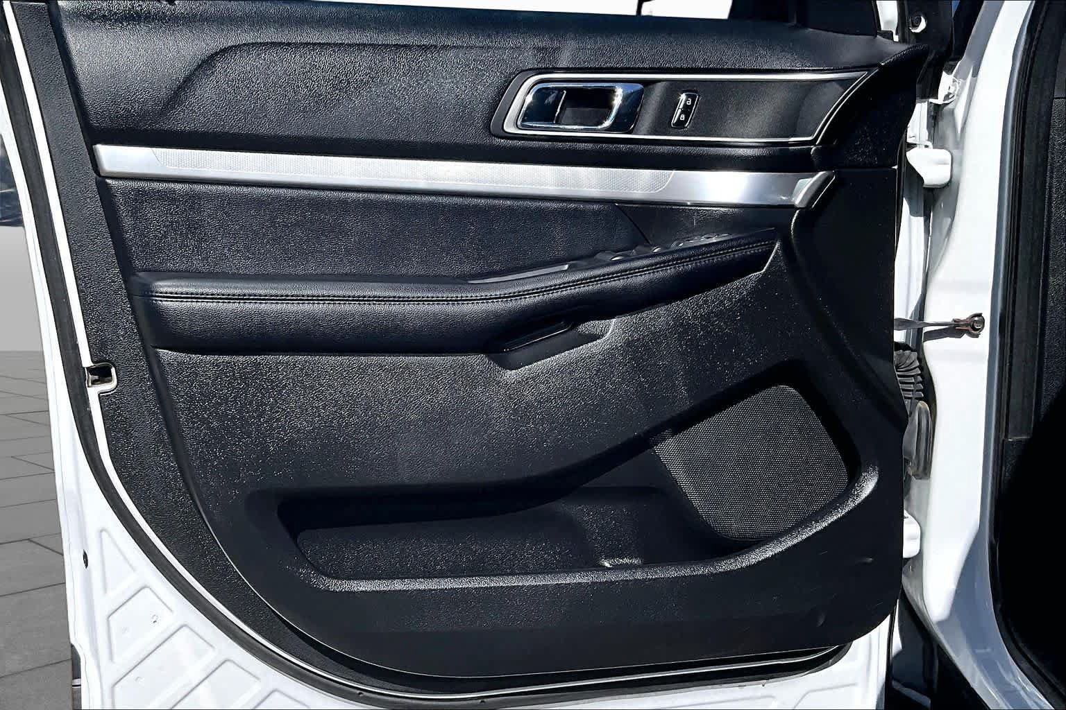 Used 2017 Ford Explorer XLT FWD image 22