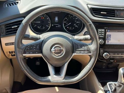 Used 2017 Nissan Rogue SV w/ SV Premium Package image 12