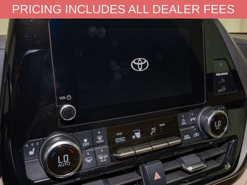 Used 2023 Toyota Highlander XLE FWD image 16