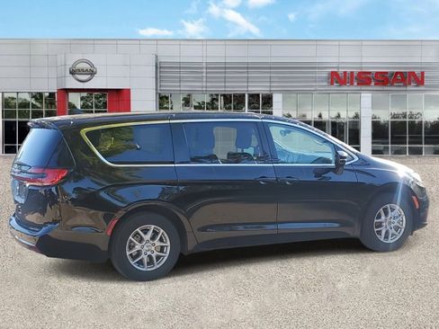 Used 2024 Chrysler Pacifica Touring-L image 3