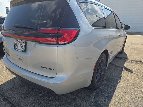 Used 2022 Chrysler Pacifica Limited w/ S Appearance Package FWD image 5