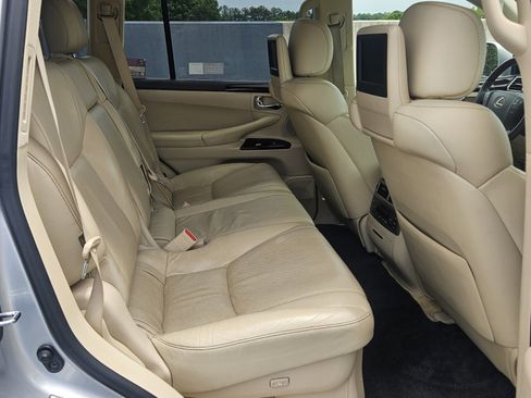Used 2013 Lexus LX 570 4WD w/ Luxury Pkg image 16