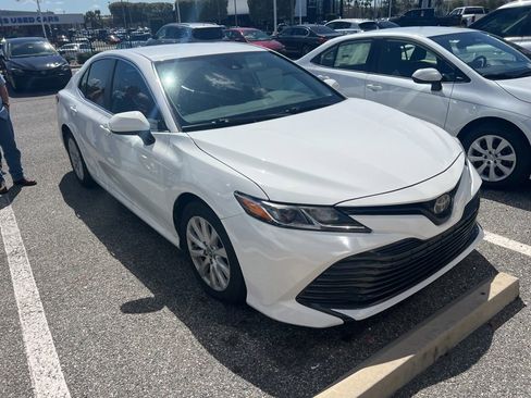 Used 2020 Toyota Camry LE image 2