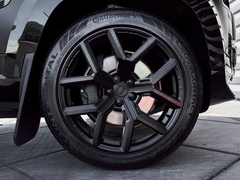 Used 2024 Land Rover Defender 110 SE image 32