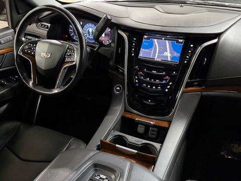 Used 2019 Cadillac Escalade Premium Luxury AWD/4WD image 4