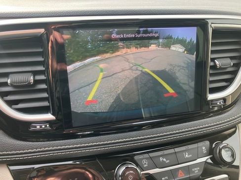 Used 2024 Chrysler Pacifica Limited image 10