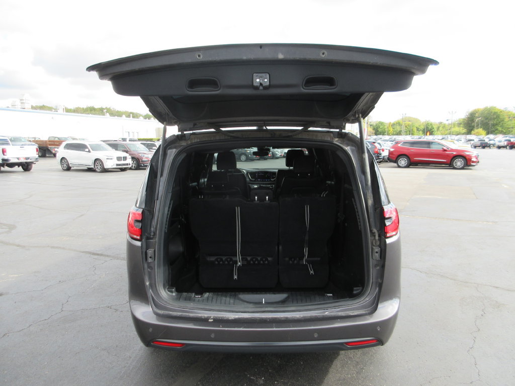 Used 2023 Chrysler Pacifica Touring-L w/ S Appearance Package FWD image 8