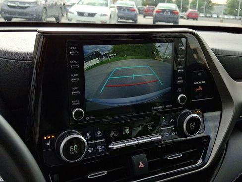 Certified 2021 Toyota Highlander XLE image 21