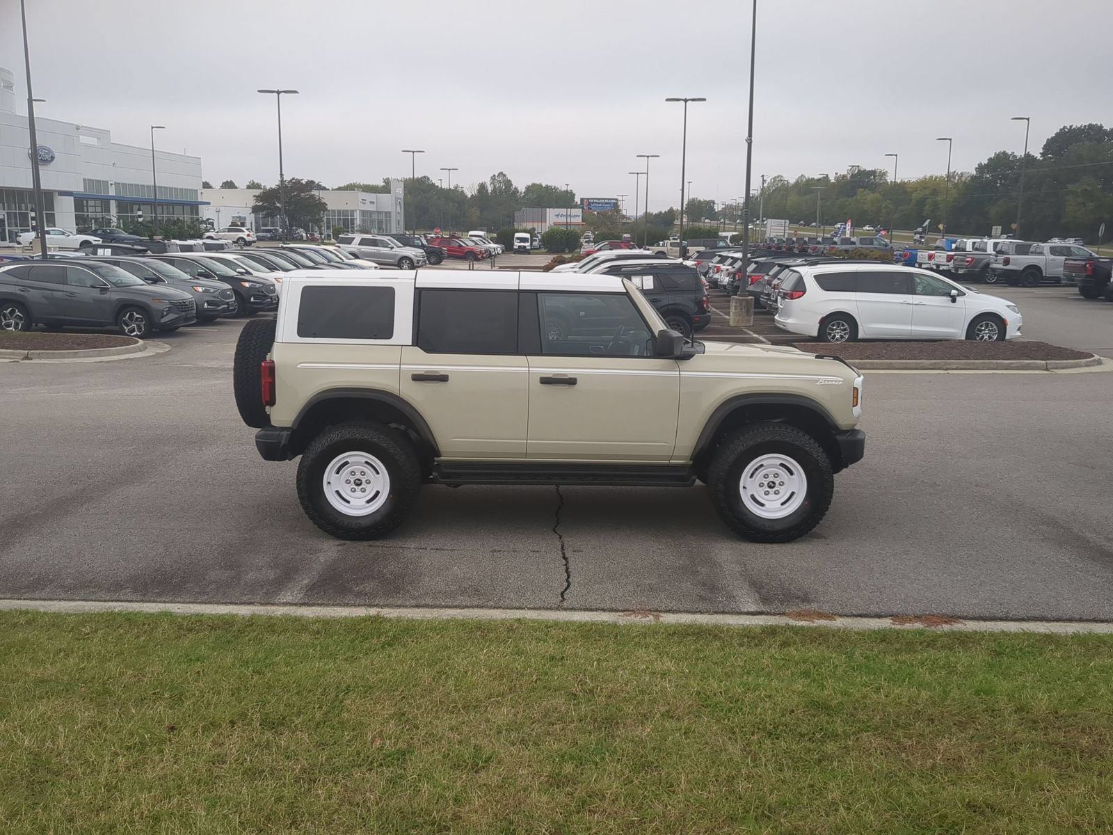 New 2026 Ford Bronco Heritage Edition AWD/4WD image 2