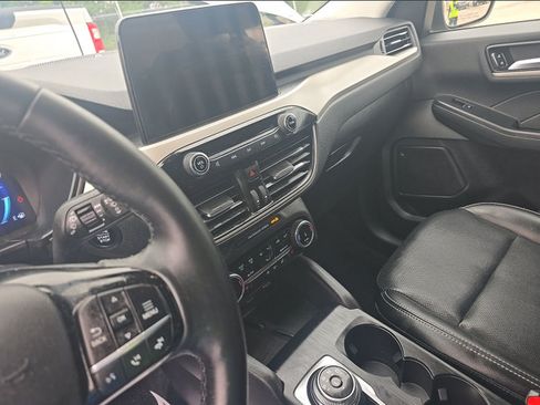 Used 2022 Ford Escape SEL w/ Technology Package FWD image 2
