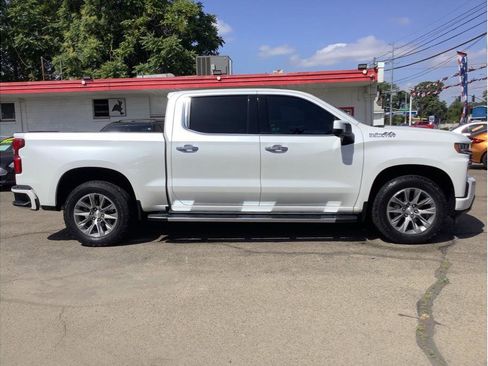 Used 2019 Chevrolet Silverado 1500 High Country w/ Technology Package AWD/4WD image 4