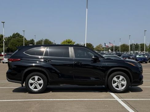 Used 2023 Toyota Highlander LE AWD/4WD image 3
