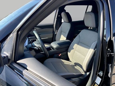 Used 2026 Chevrolet Traverse LT w/ Driver Confidence Package FWD image 9