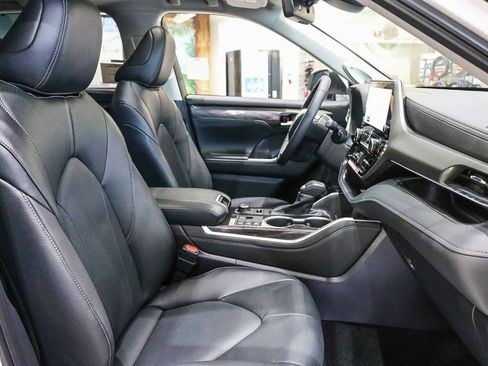 New 2026 Toyota Highlander Limited image 19