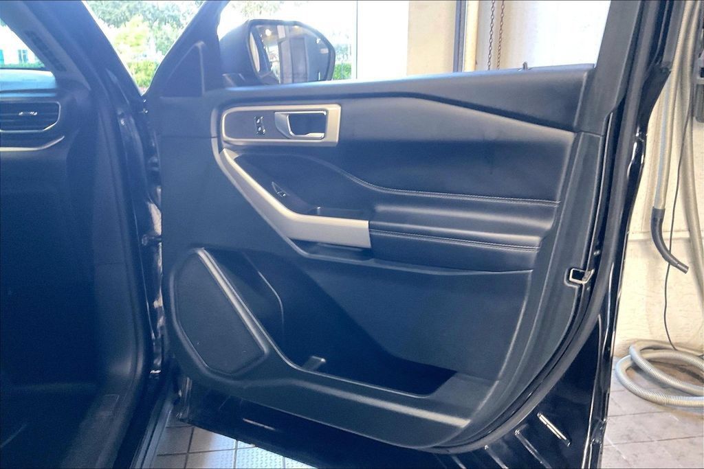 Used 2024 Ford Explorer XLT AWD/4WD image 22