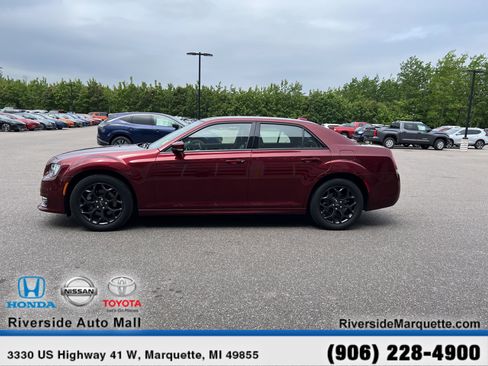 Used 2023 Chrysler 300 Touring L w/ Comfort Group image 4