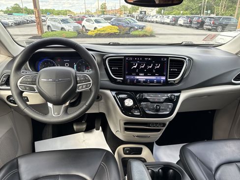 Used 2023 Chrysler Pacifica Touring-L FWD image 24