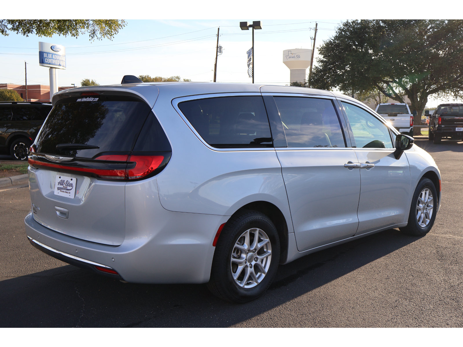 Used 2024 Chrysler Pacifica Touring-L FWD image 11