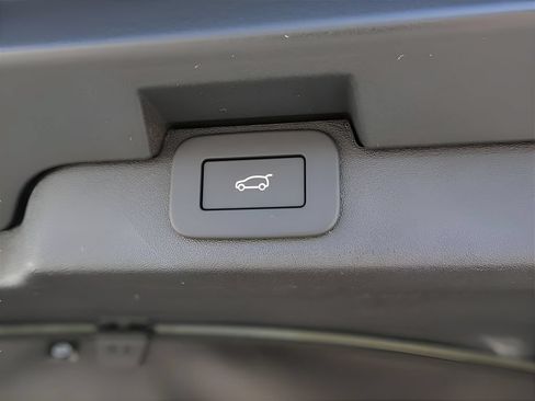 Used 2025 Land Rover Discovery Dynamic SE AWD/4WD image 19
