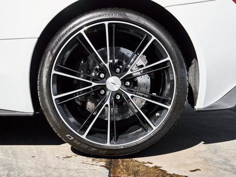 Used 2017 Aston Martin Vanquish S image 30