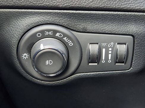 Used 2021 Jeep Compass Latitude w/ Sun and Sound Group FWD image 22