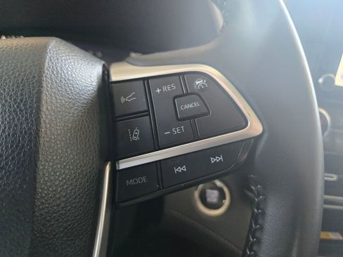 Used 2023 Toyota Highlander XLE image 16