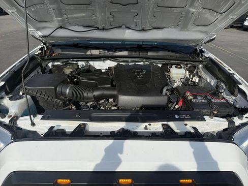 Used 2018 Toyota Tacoma TRD Off-Road w/ Technology Package AWD/4WD image 21