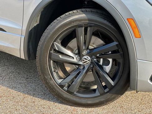 Used 2023 Volkswagen Tiguan SE R-Line image 2